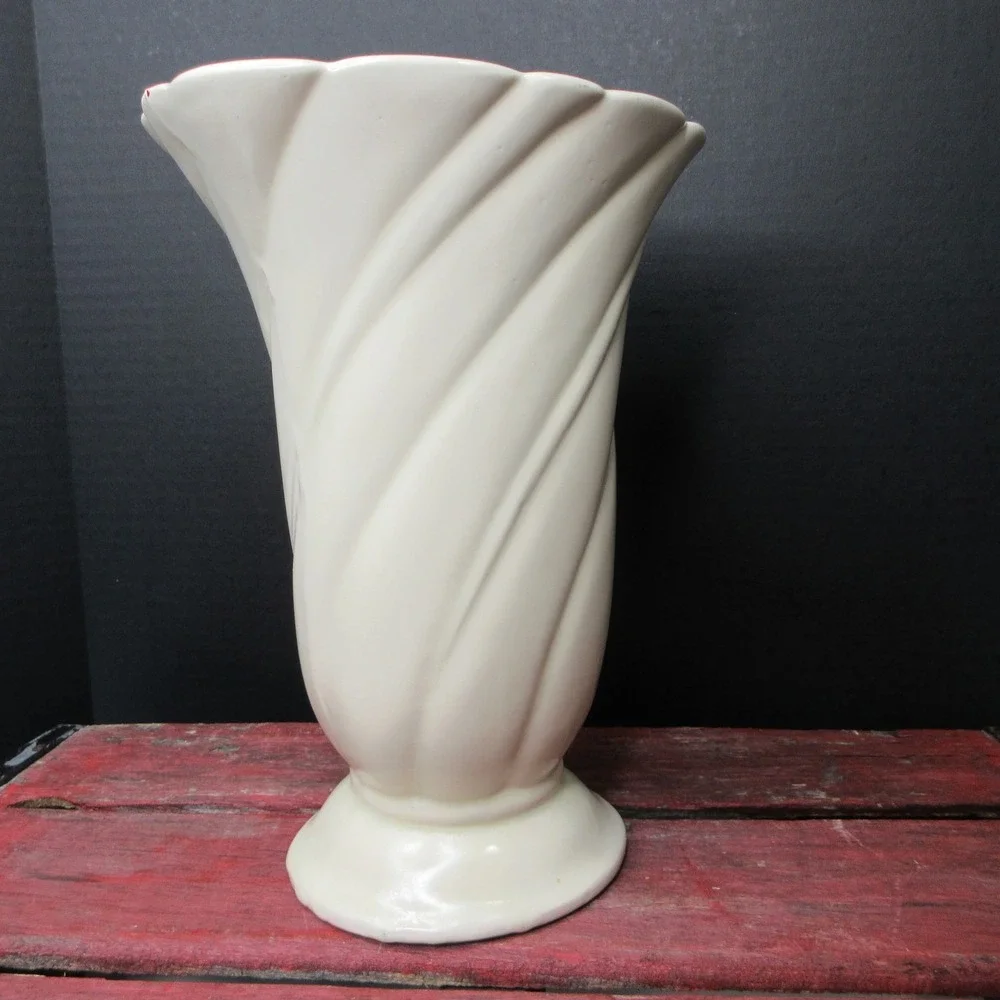 Vintage MCM Cream Ceramic Swirl Ribbed Scalloped Vase Pedestal Base Made in USA